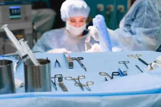 Enfermera e instrumentos medicos